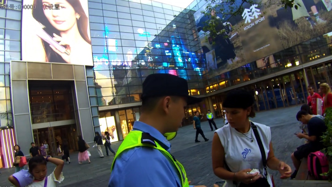 国庆假期，上海再现“拉链式”人墙！有游客突发紧急情况，上海警方提示→