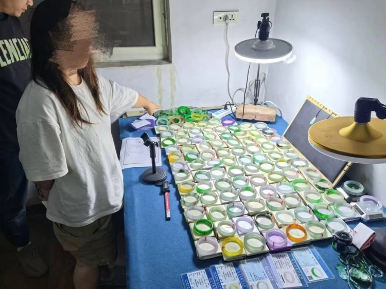 养猪场员工辞职“创业”,卖假翡翠获利近30万元被刑拘 养猪场员工辞职“创业”,卖假翡翠获利近30万元被刑拘