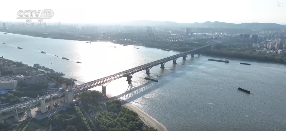 奋进强国路 阔步新征程 | 跨四海 通未来 挺起中国发展脊梁