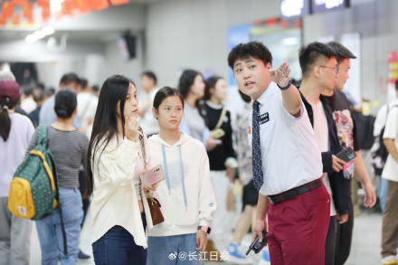一天接待超10万游客！地铁黄鹤楼站成立“红墙服务联盟”