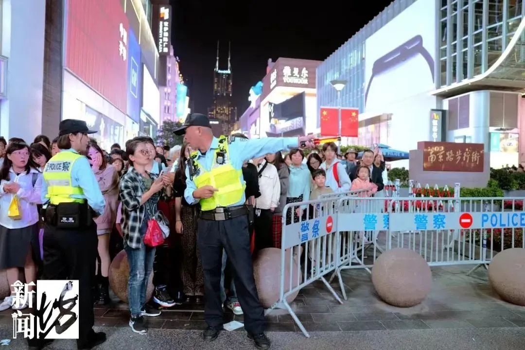 国庆假期，上海再现“拉链式”人墙！有游客突发紧急情况，上海警方提示→