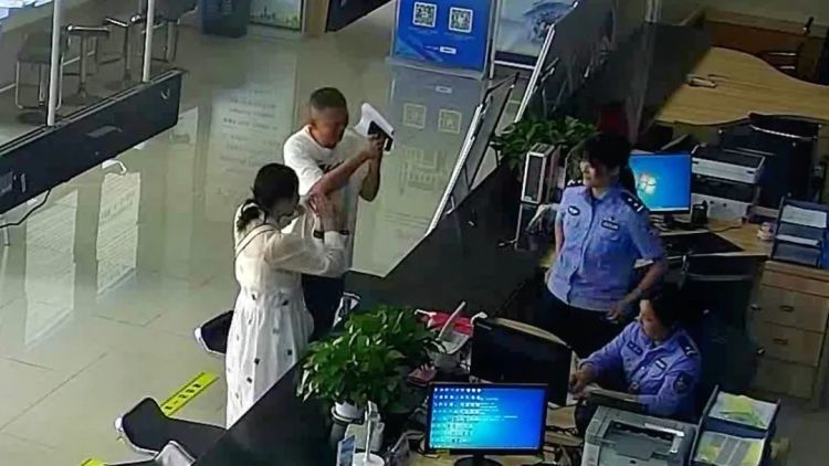 这个无声的“比心”,超治愈! 这个无声的“比心”,超治愈!