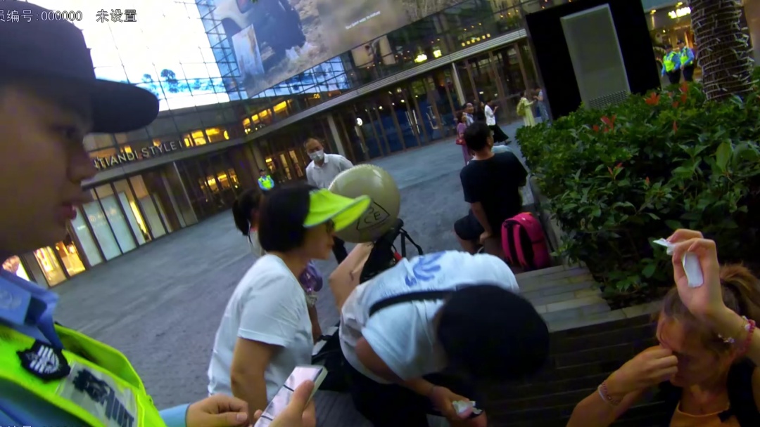 国庆假期，上海再现“拉链式”人墙！有游客突发紧急情况，上海警方提示→