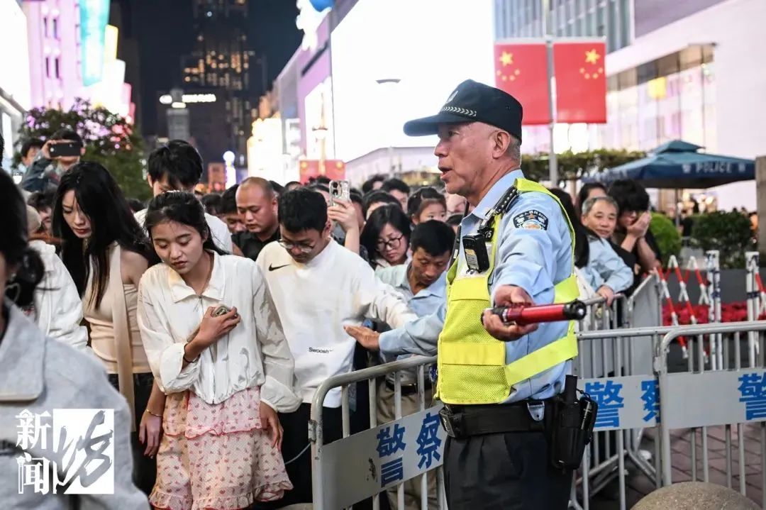 国庆假期，上海再现“拉链式”人墙！有游客突发紧急情况，上海警方提示→