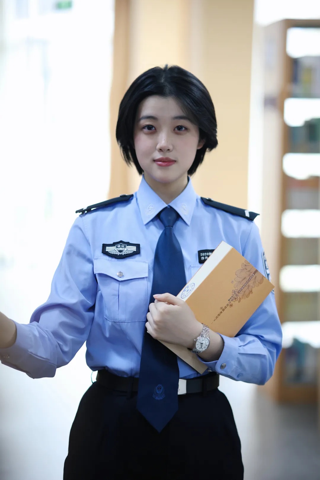 现实版“长大后我就成了你”！00后警花首次断桥执勤