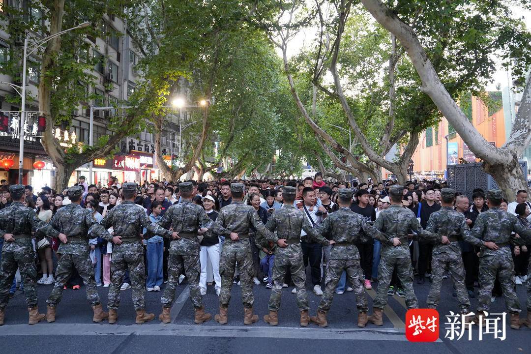 “人从众……”夫子庙景区再迎大客流，南京警方多警种联动为景区保驾护航
