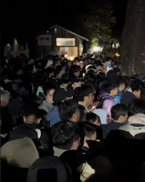 知名景区爆满！游客称上万人堵在山上数小时……官方回应