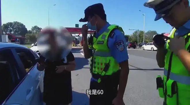 女子高速上龟速行驶，被交警拦下后委屈："没上过高速，不敢开快…"