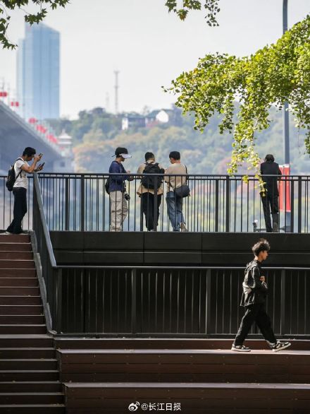 开放了！武汉长江大桥下，全国人赶来
