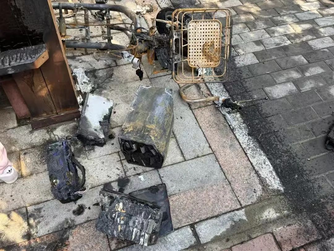 一小区电动自行车突然起火，现场爆炸声不断