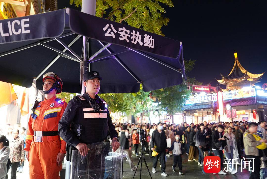 “人从众……”夫子庙景区再迎大客流，南京警方多警种联动为景区保驾护航