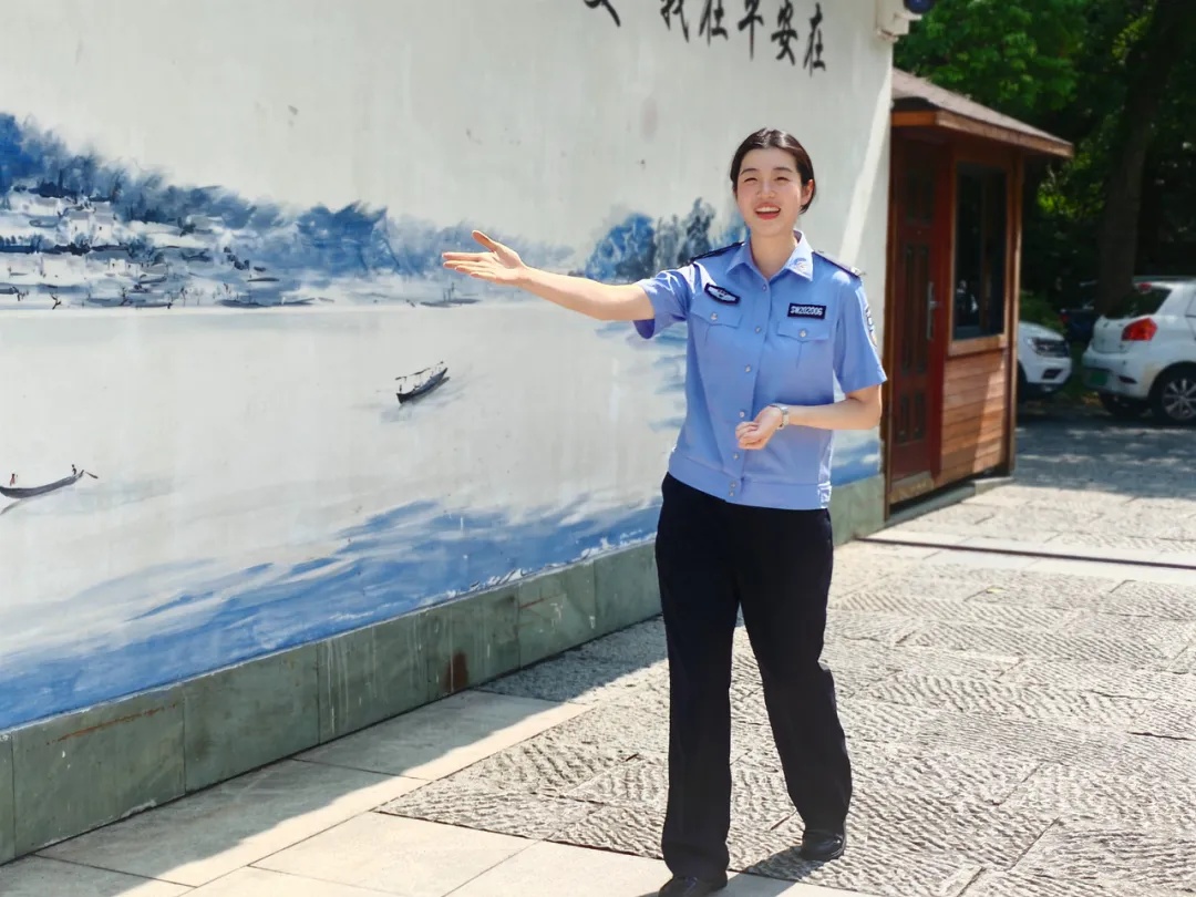现实版“长大后我就成了你”！00后警花首次断桥执勤