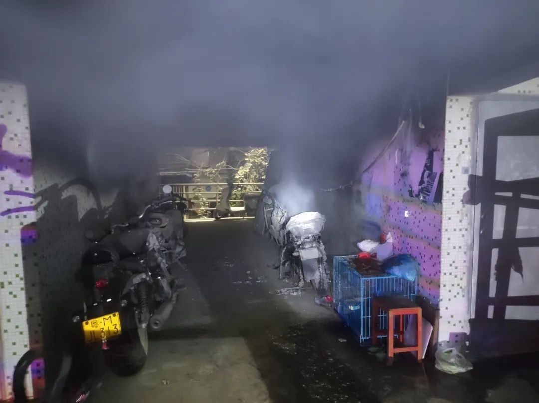 一小区电动自行车突然起火，现场爆炸声不断