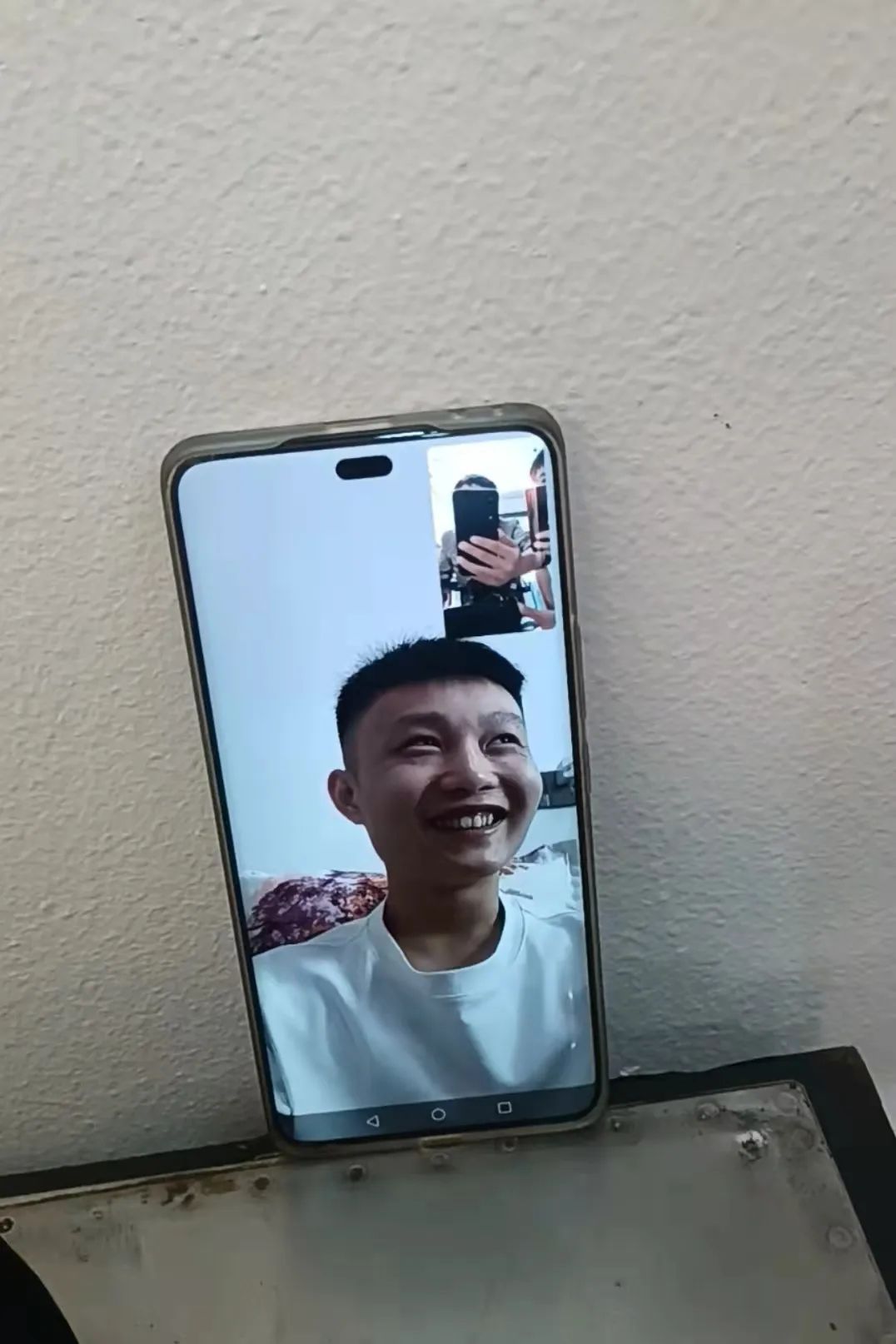 一麻辣烫店铺挂横幅，被密密麻麻写满了……