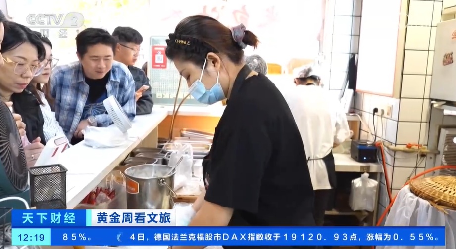 黄金周看文旅 湖北武汉：“过早”成一景 美食街区人气火爆
