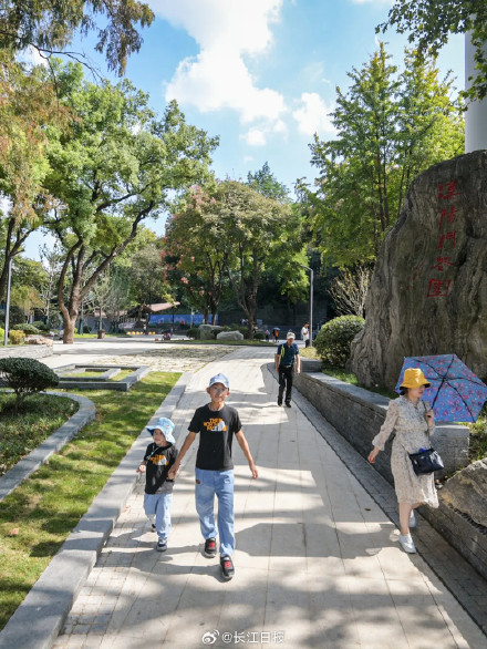 开放了！武汉长江大桥下，全国人赶来