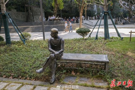 开放了！武汉长江大桥下，全国人赶来