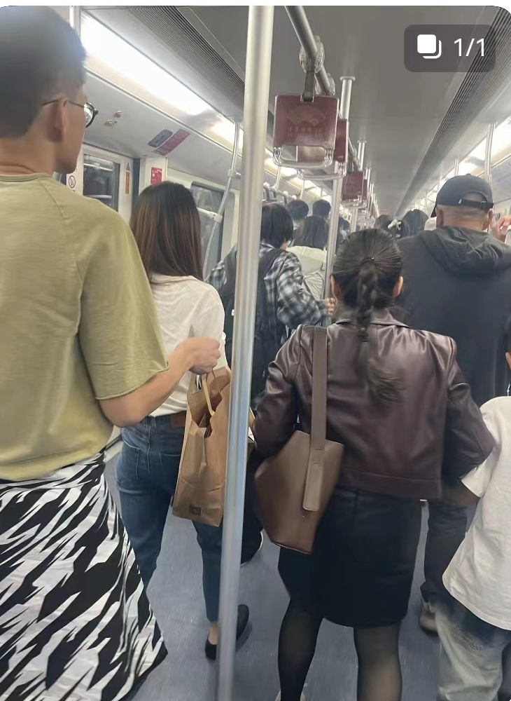 上海地铁车厢冒烟，乘客紧急疏散！官方通报→
