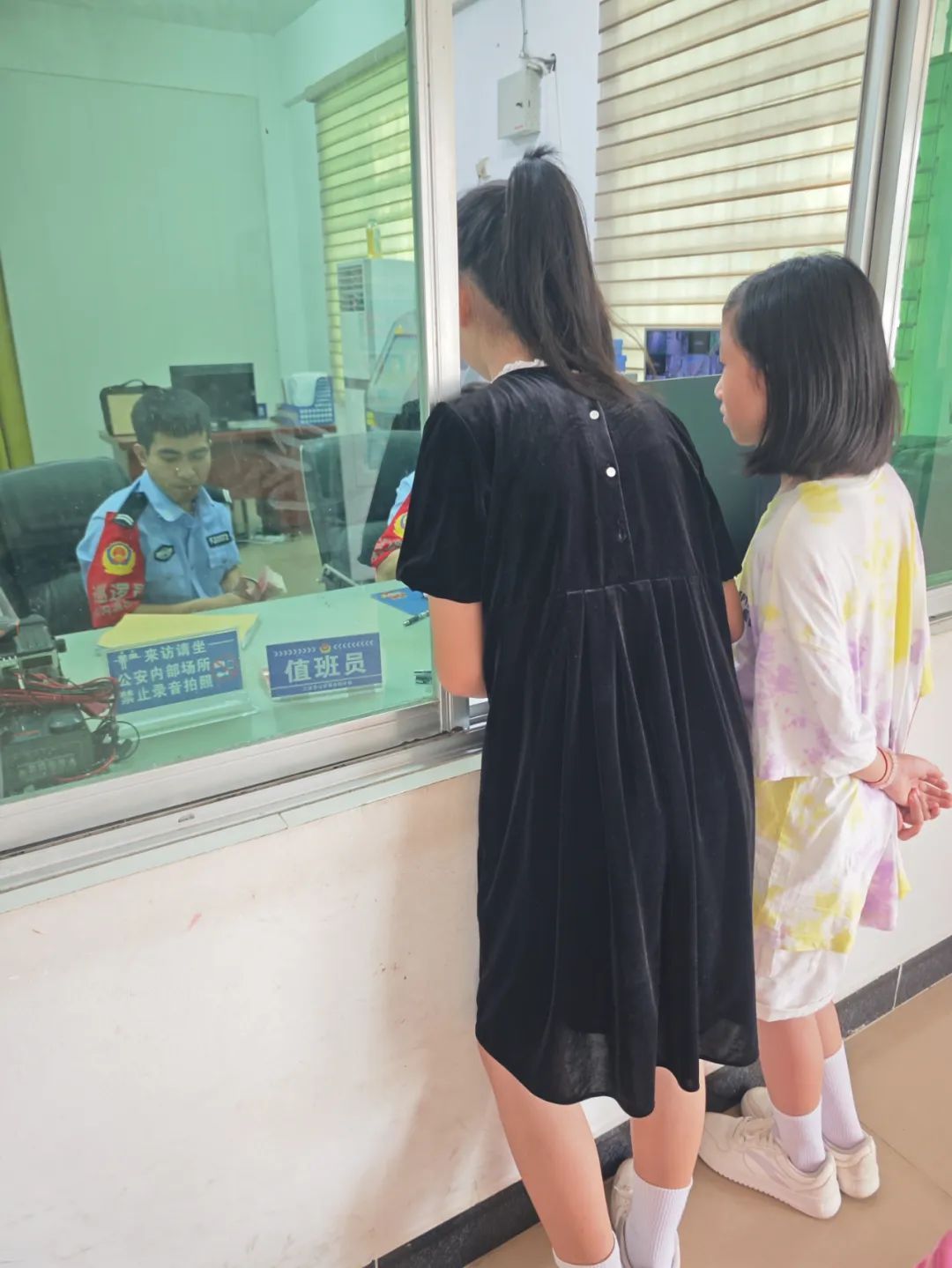 谁的钱?三亚两名小女孩,在路上捡到8000元现金!之后她们走进了派出所…… 谁的钱?三亚两名小女孩,在路上捡到8000元现金!之后她们走进了派出所……