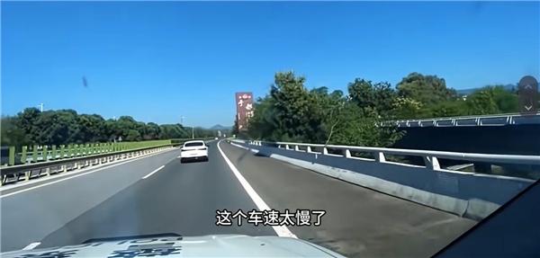 女子高速上龟速行驶，被交警拦下后委屈："没上过高速，不敢开快…"