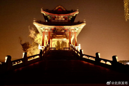 晚上也有“金光穿洞”！这样流光溢彩的颐和园，你见过吗？