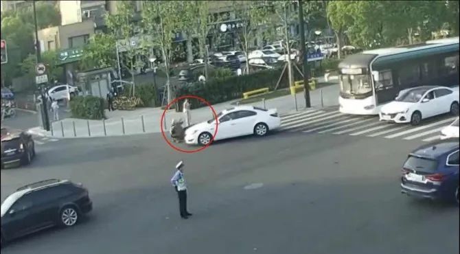 外卖小哥多次遭遇车祸,交警调查却发现…… 外卖小哥多次遭遇车祸,交警调查却发现……