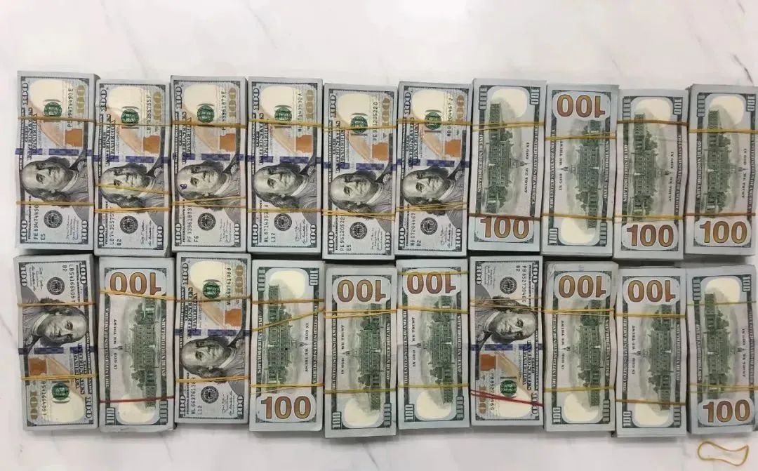 成捆美元塞满行李箱！旅客携带超1260万元入境被查，紧急提醒→
