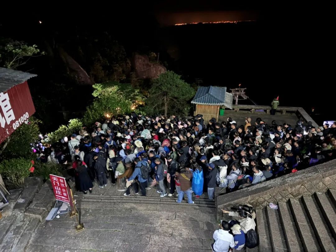 知名景区爆满！游客称上万人堵在山上数小时……官方回应