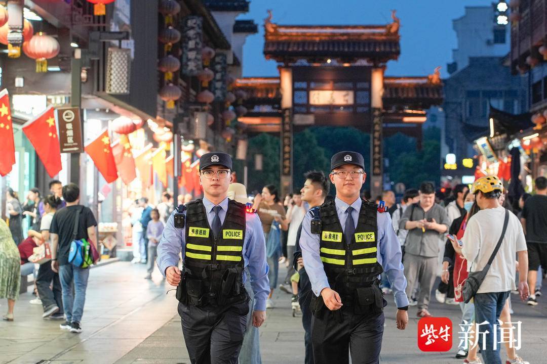 “人从众……”夫子庙景区再迎大客流，南京警方多警种联动为景区保驾护航