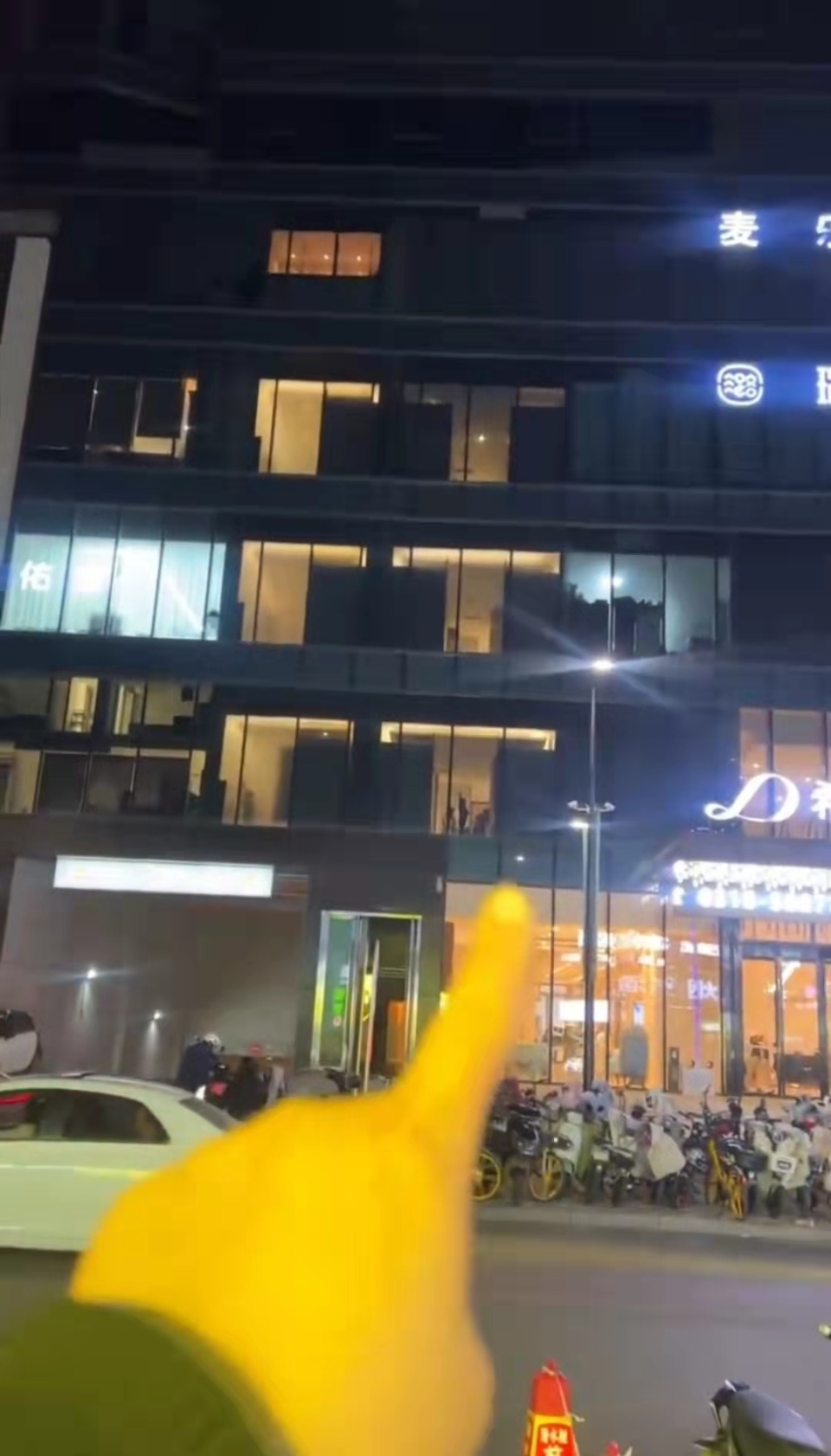 河北邯郸一商场女厕临街面是透明玻璃墙，旁边男厕是磨砂玻璃？回应：正在整改