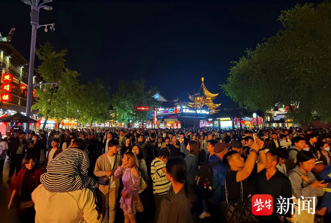 “人从众……”夫子庙景区再迎大客流，南京警方多警种联动为景区保驾护航