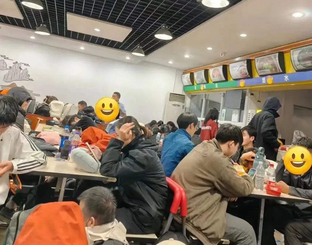 “几分钟挪一个人”，大喊“退票”“差评”！当地文旅局道歉
