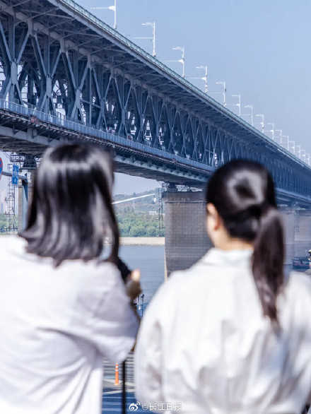 开放了！武汉长江大桥下，全国人赶来