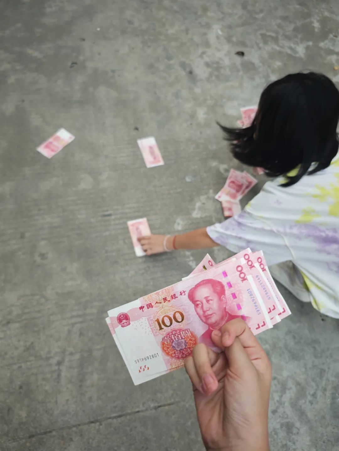 谁的钱?三亚两名小女孩,在路上捡到8000元现金!之后她们走进了派出所…… 谁的钱?三亚两名小女孩,在路上捡到8000元现金!之后她们走进了派出所……