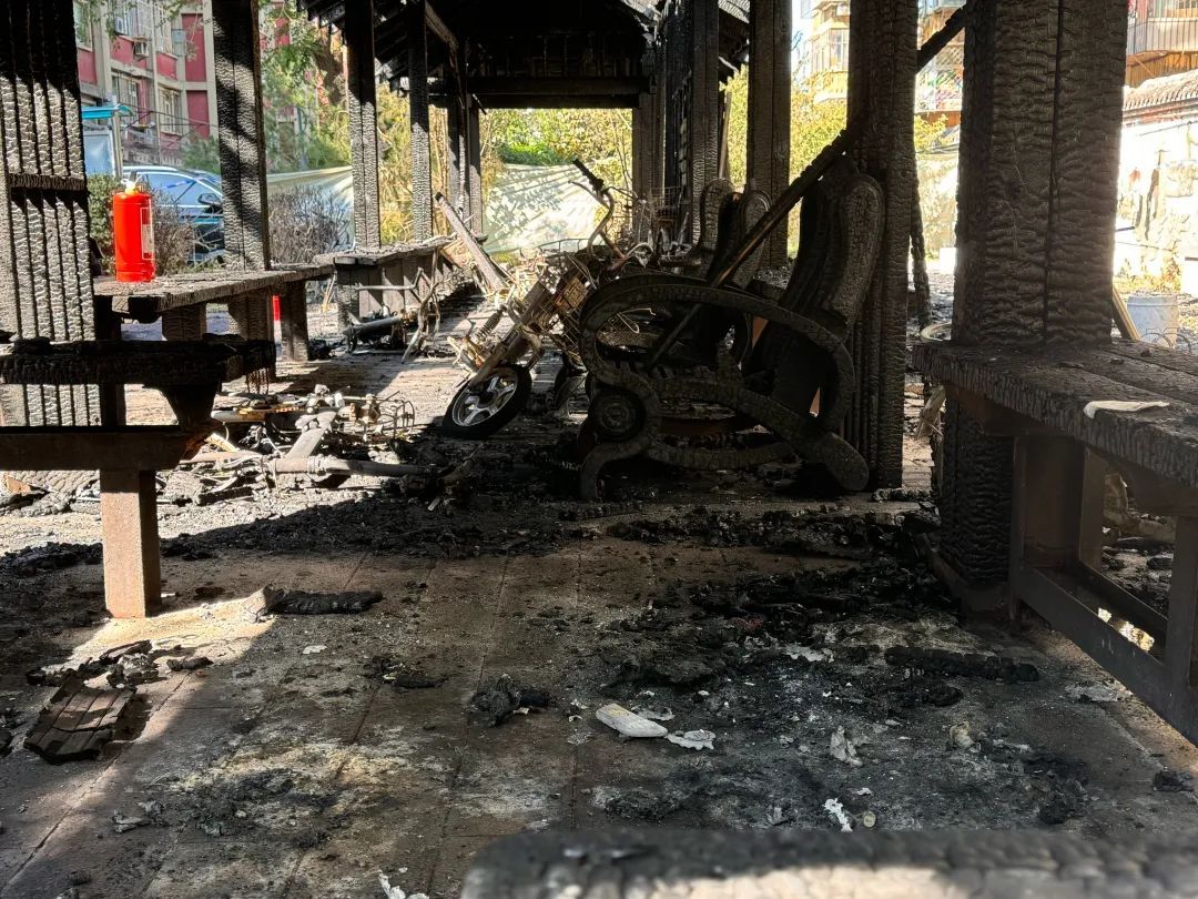 一小区电动自行车突然起火，现场爆炸声不断