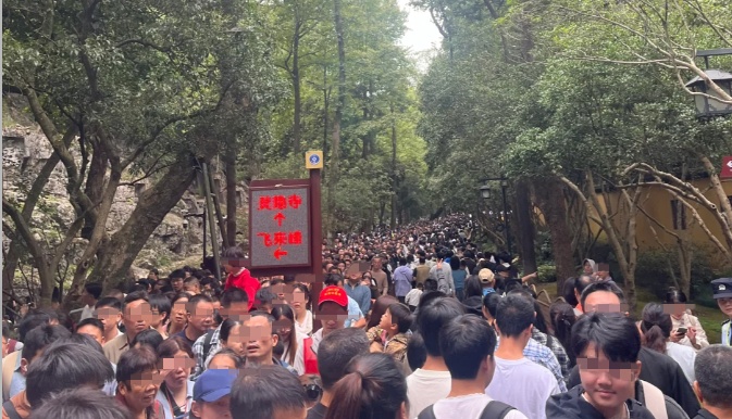 “几分钟挪一个人”，大喊“退票”“差评”！当地文旅局道歉