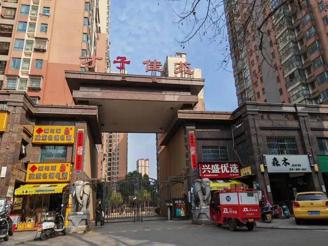 小区业委会主任侵占百万公款，法院判了