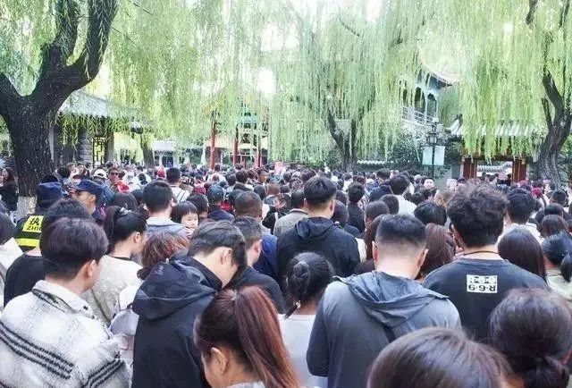 “几分钟挪一个人”，大喊“退票”“差评”！当地文旅局道歉