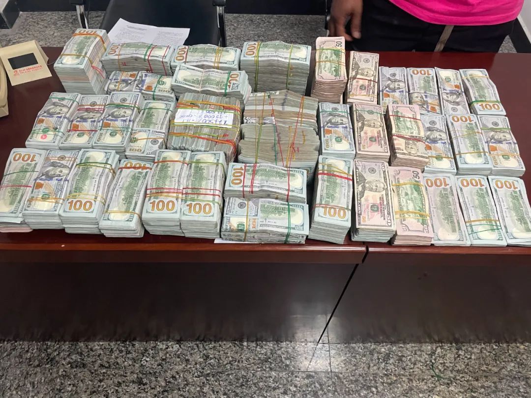 成捆美元塞满行李箱！旅客携带超1260万元入境被查，紧急提醒→