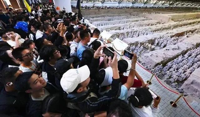 游客太多兵马俑被迫上夜班！网友：给三倍工资吗？