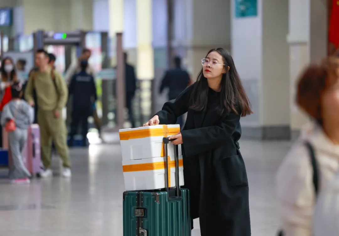 辽宁此地再现“人均小白箱”!这回带了啥? 辽宁此地再现“人均小白箱”!这回带了啥?