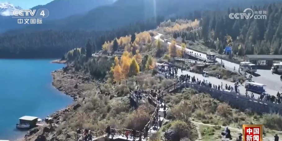 旅游市场火热 多地景区迎客流高峰 旅游市场火热 多地景区迎客流高峰