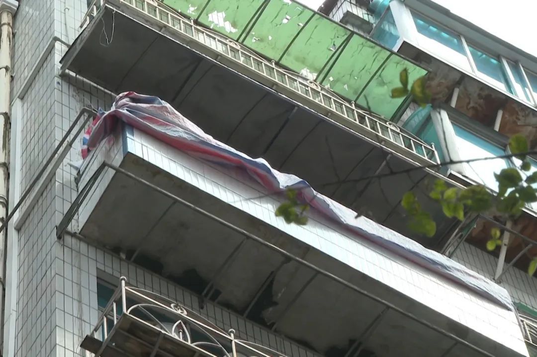 阳台外面建阳台，一户人家的装修惹怒了其他业主：简直不可理喻！