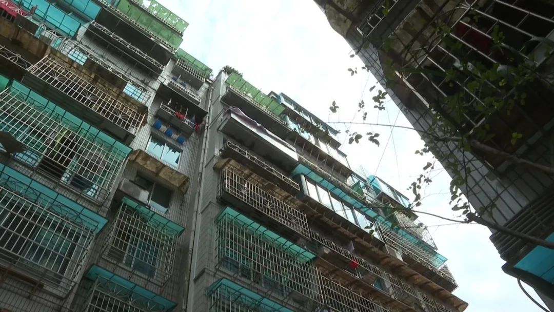 阳台外面建阳台，一户人家的装修惹怒了其他业主：简直不可理喻！