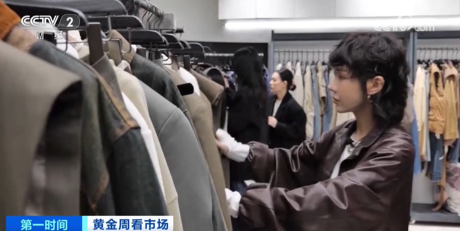 备货、发货、补单 从商户繁忙的一天看线下服装市场的火爆