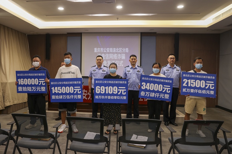 女子银行大额取款牵出多起诈骗案,警方现场扣押上百万涉诈现金 女子银行大额取款牵出多起诈骗案,警方现场扣押上百万涉诈现金