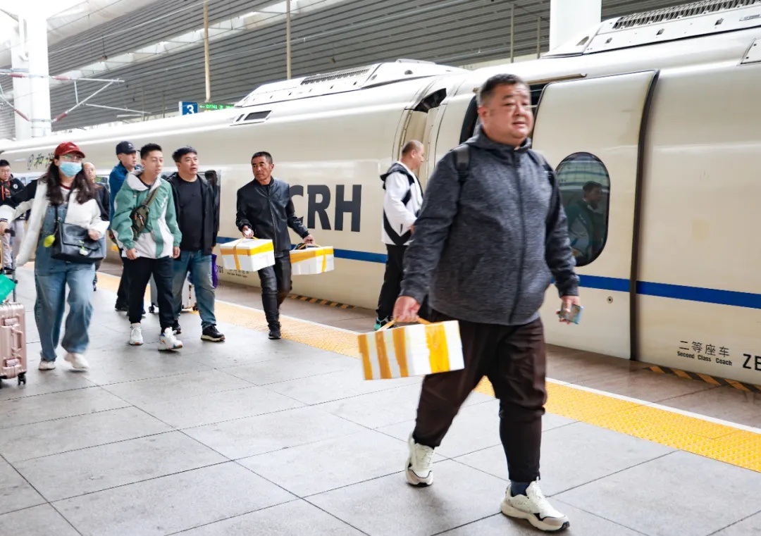 辽宁此地再现“人均小白箱”!这回带了啥? 辽宁此地再现“人均小白箱”!这回带了啥?