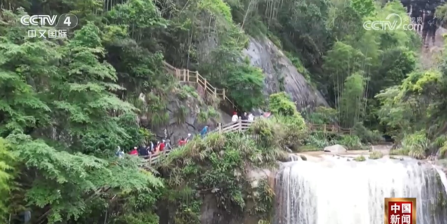 旅游市场火热 多地景区迎客流高峰 旅游市场火热 多地景区迎客流高峰