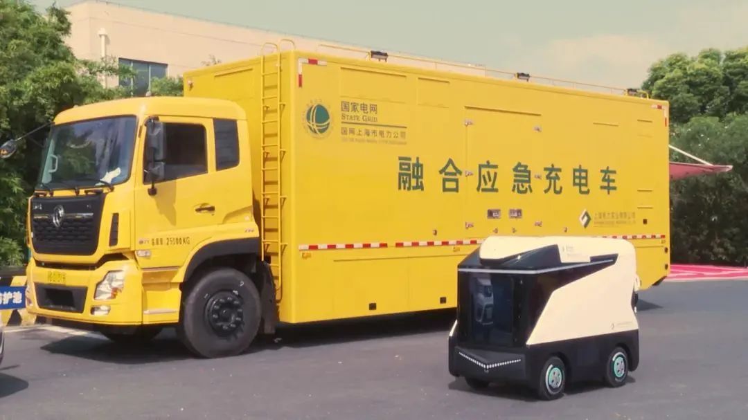 长假高速“新景象”：无人机喊话违规司机，充电机器人服务排队车辆