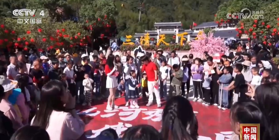 旅游市场火热 多地景区迎客流高峰 旅游市场火热 多地景区迎客流高峰